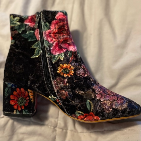 💥NWOT💥 Floral ankle booties never worn - Picture 8 of 10